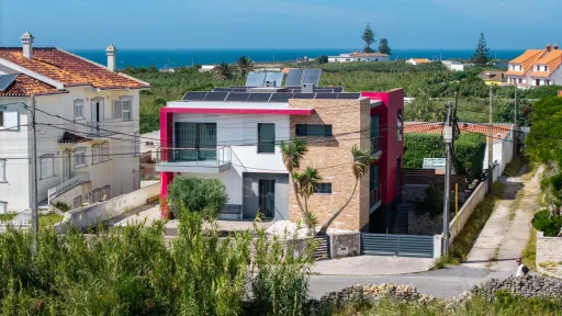 Deslumbrante Moradia T5 com Vista Mar, Piscina Privada e Excelente Exposição Solar