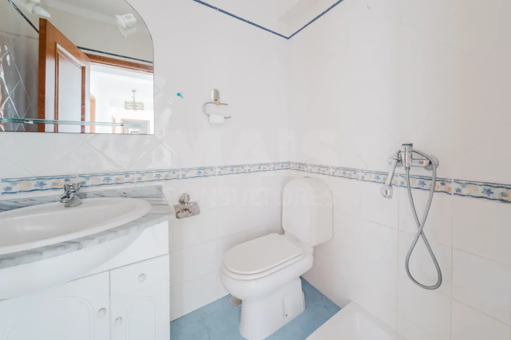 Apartamento T3 com garagem e varanda.