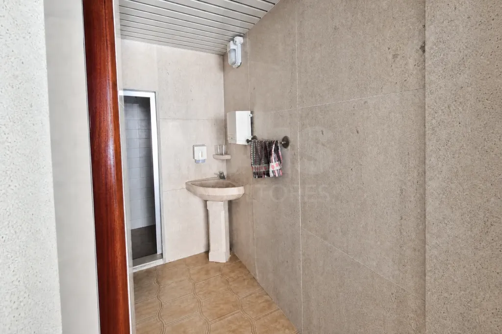 Um espaço. Diferentes caminhos. | 123 M² NO CENTRO DA BENEDITA