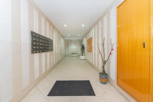 T2 com excelentes áreas, duas casas de banho e varandas em todas as divisões | Casal da Mira – Amadora