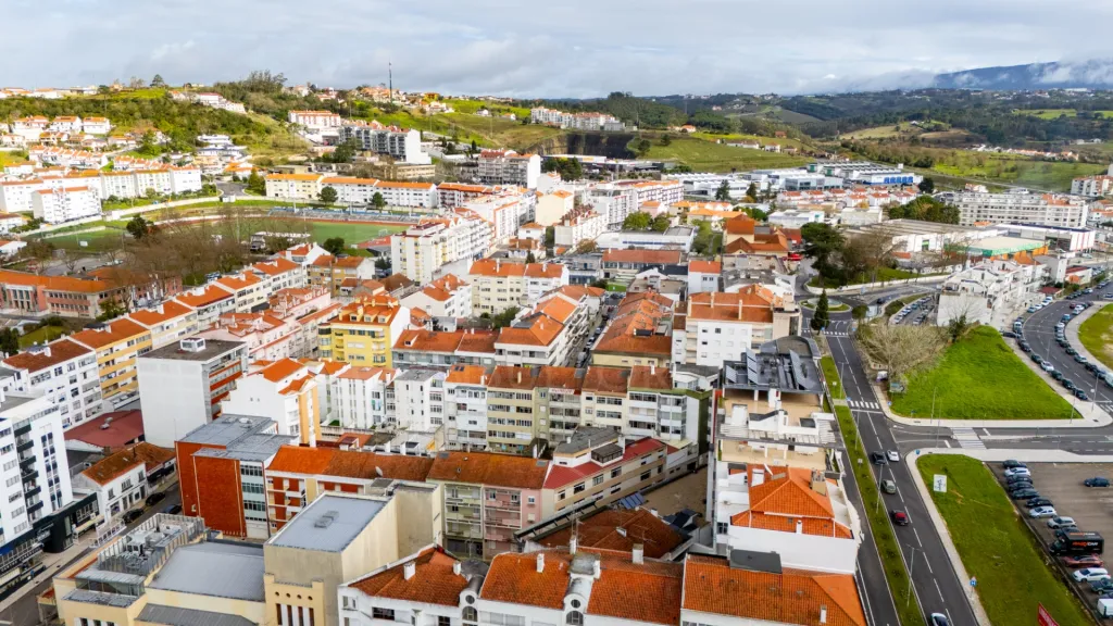 Loja e cave para serviços no centro de Alcobaça