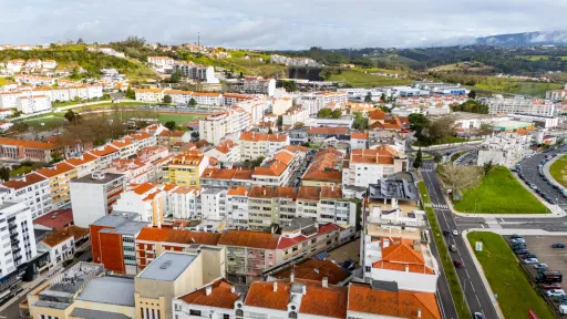 Loja e cave para serviços no centro de Alcobaça