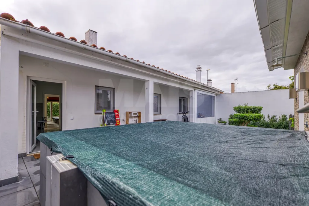 Moradia T3 Remodelada, Pronta a Habitar, com Ginásio, Anexo e Jardim