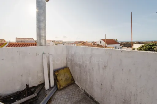 Building in the center of Peniche - with commerce and housing, sea view
