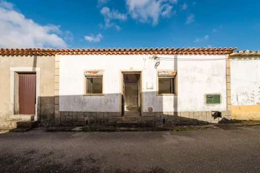 Quinta com duas moradias em ruína, poço e anexo com T0!