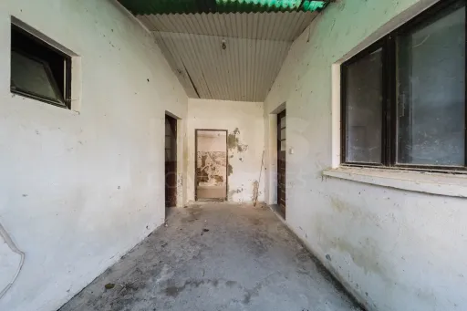 Quinta com duas moradias em ruína, poço e anexo com T0!