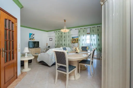 3-bedr. apartment excellently located in Porto Alto