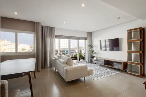 Apartamento T4 com terraço e vista mar na Praia da Areia Branca