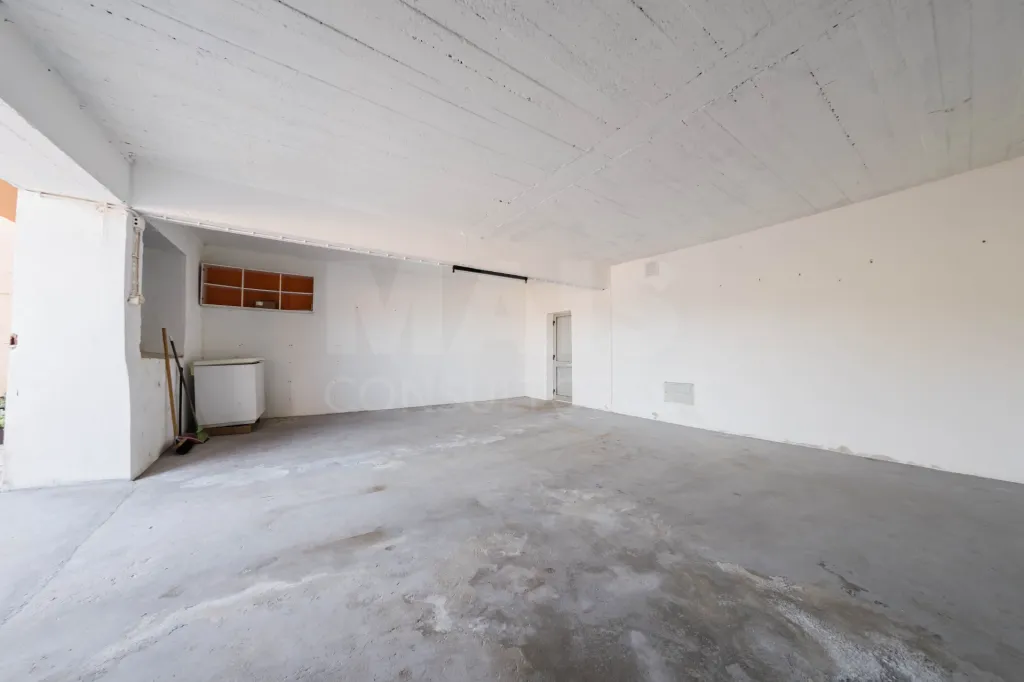 Moradia T5 com garagem e armazém