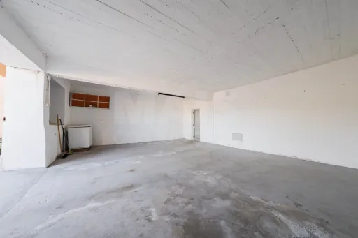 5-bedr. house with garage and warehouse