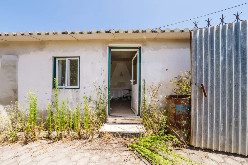 Moradia p/a recuperar c/ terreno na Fanadia com viabilidade de construção