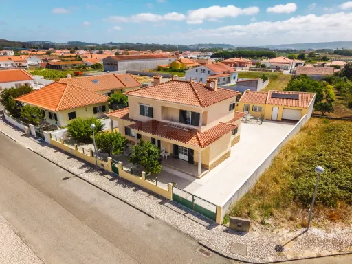 Moradia T4 com Charme em Olho Marinho | 260m² | Lote 734m²