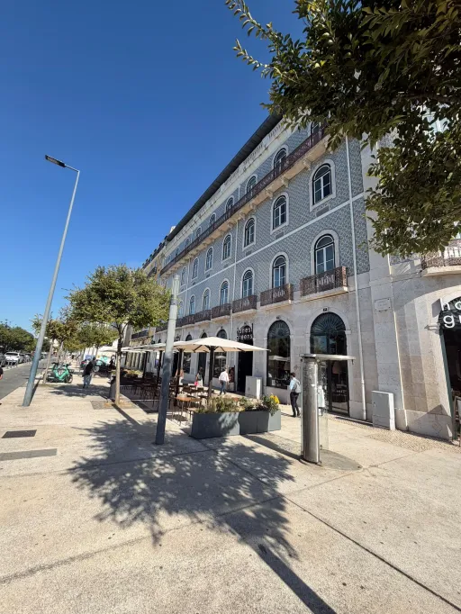 T1 Remodelado com Vista Rio | Av. 24 de Julho — Cais do Sodré
