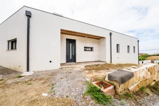Moradia V3  moderna com piscina, vista de campo e excelente localização  Matas – Lourinhã