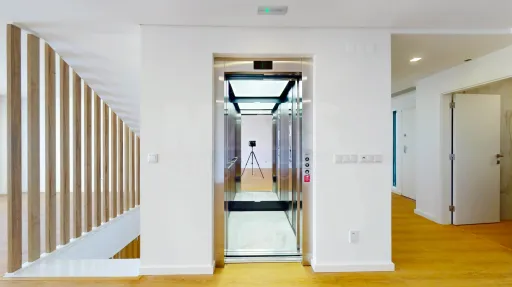 Moradia T5 em Loures, com arquitetura moderna, acabamentos de luxo, com 4 pisos com elevador, piscina aquecida e vista panorâmica.