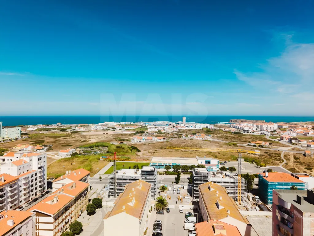 T2 Renovado com Varanda e Vista Mar em Peniche