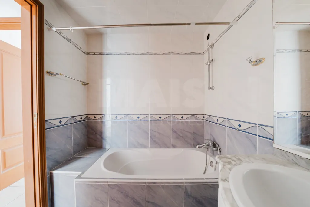 Apartamento T3 com garagem e varanda.