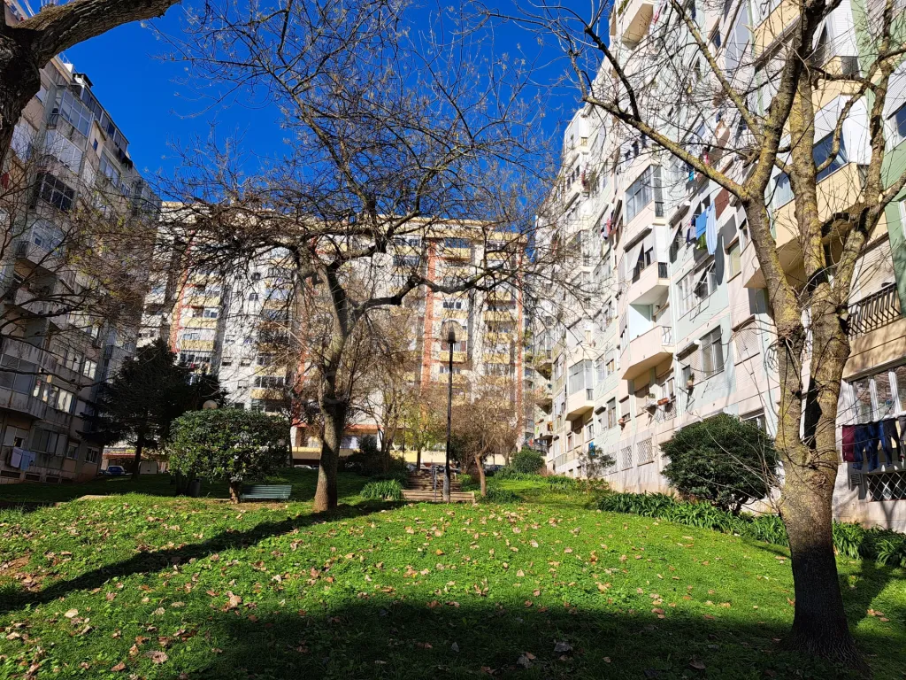 Apartamento T3 em Benfica  inserido num prédio com 2 elevadores ( em remodelação)