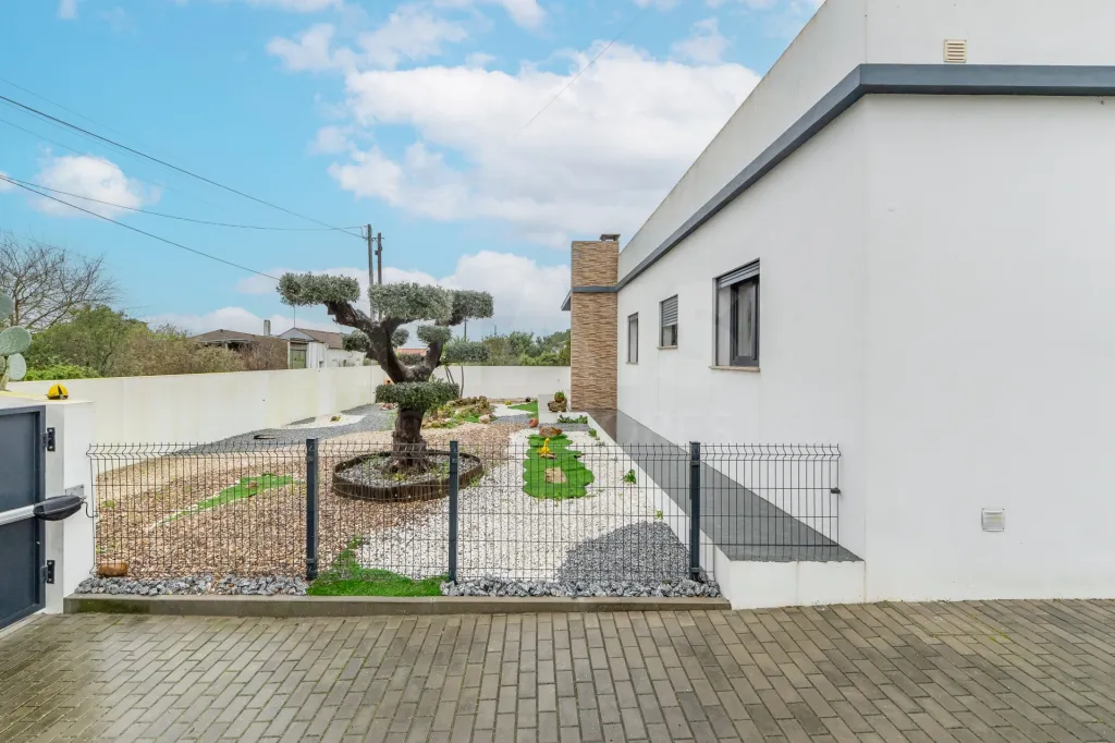 Moradia T3 semi-nova, estilo contemporâneo em Marinhais