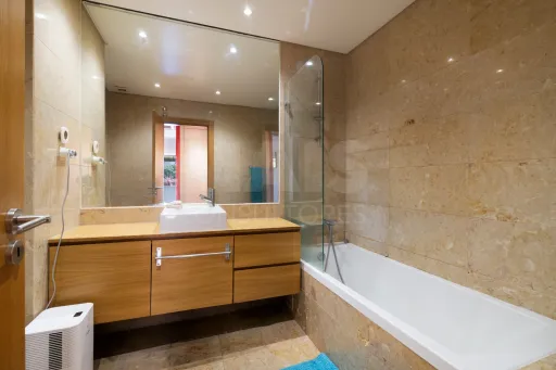 One-bedroom apartment with a terrace and garage in Linda a Velha