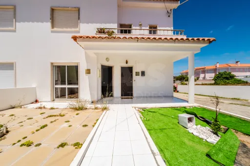 2-Bedroom Apartment with Private Backyards and Garage, 900 m from São Bernardino Beach