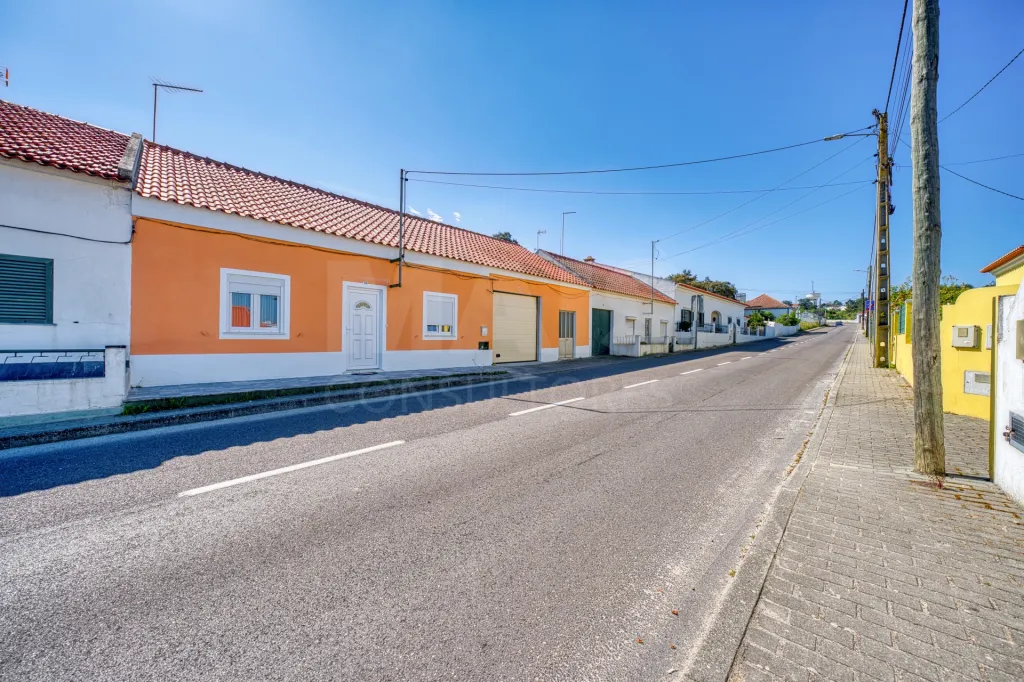 Viva com Espaço e Conforto: Moradia T4 com Anexo e Garagem em Coruche – Pronta a Habitar