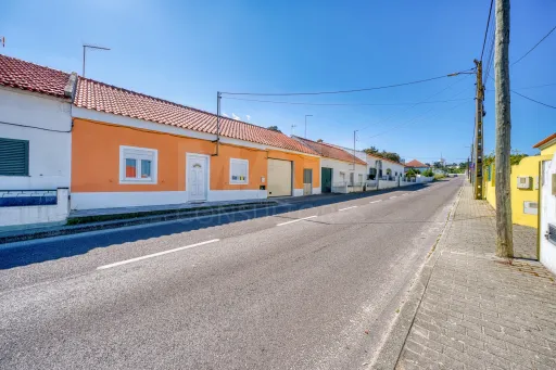 Viva com Espaço e Conforto: Moradia T4 com Anexo e Garagem em Coruche – Pronta a Habitar