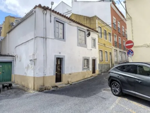 Moradia com garagem para reconstrução centro de Sacavém