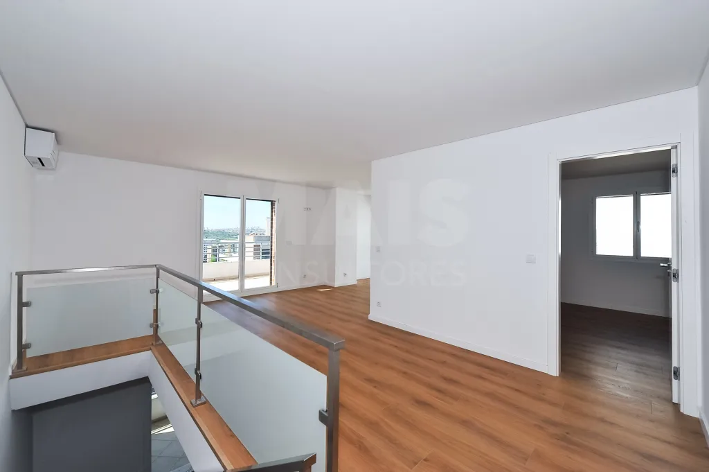 T3 + 1 Duplex com Box para 2 carros e Terraço | Colinas do Cruzeiro, Odivelas