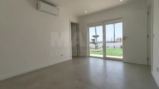 Moradia Térrea c/ Piscina, Jardim, Anexo, Garagem e Parqueamento, Inserida em Lote de 3.476m2 !