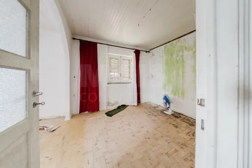 Moradia inserida num amplo terreno com 4.730 m²