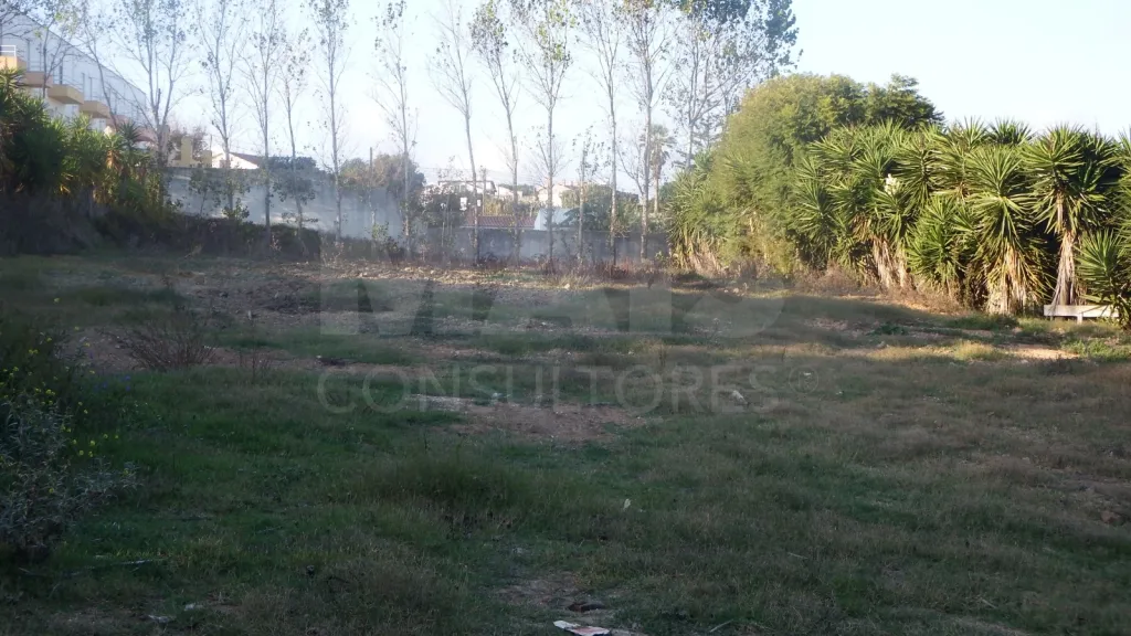 Terreno Urbano para Construção | Excelente Potencial Construtivo
