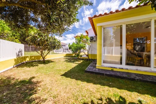 Moradia Térrea c/ piscina, árvores de fruto e garagem a 7 minutos da cidade
