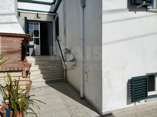 Moradia T4+2 c/ Churrasqueira, Logradouro & Parqueamento !