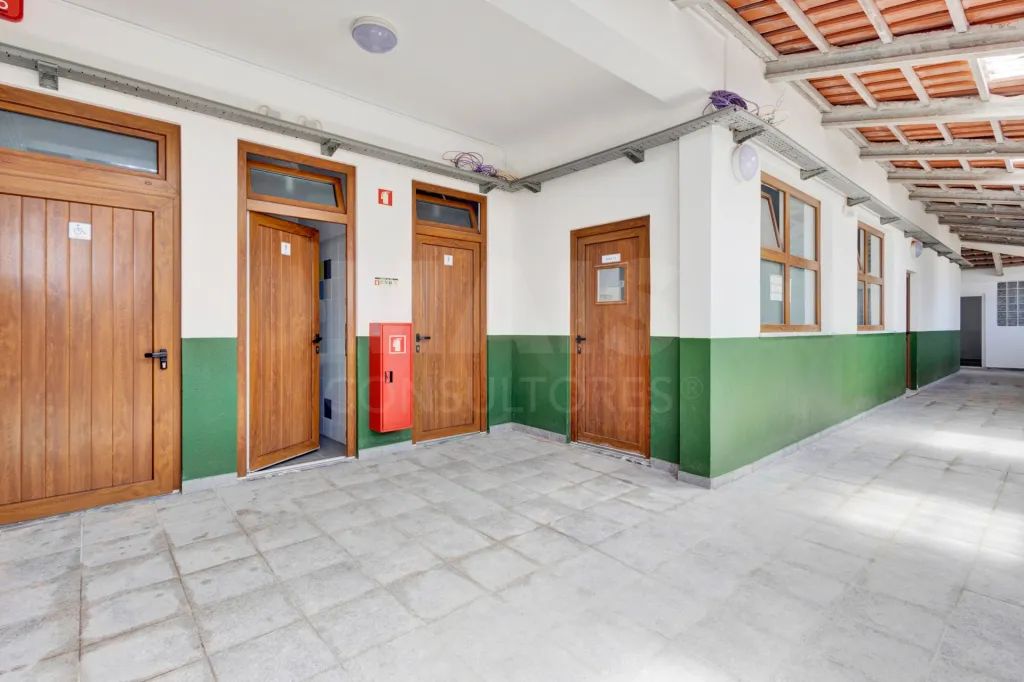 Edifício de 2 pisos em lote de 3750m2 em Peniche