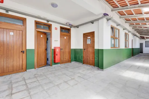Edifício de 2 pisos em lote de 3750m2 em Peniche
