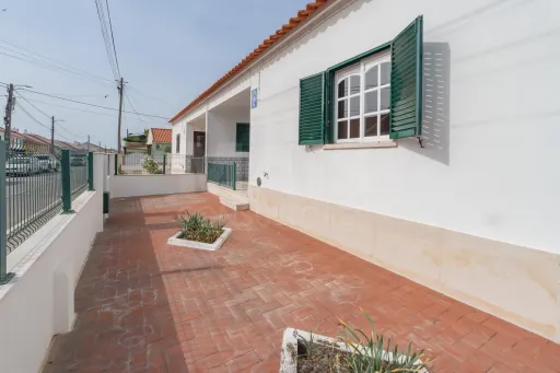 Moradia T3 com espaço exterior no centro de Salvaterra de Magos