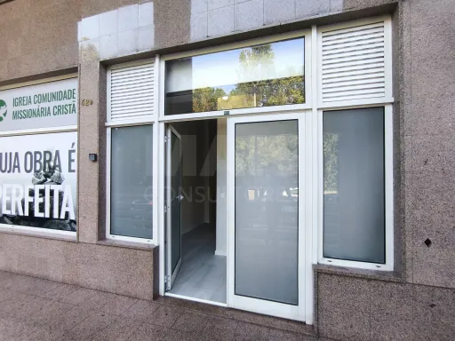 🏬Shop in Belas with 98,36m²