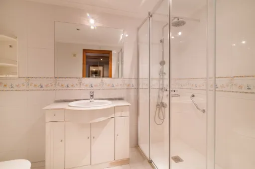 3-Bedroom Apartment in Linda-a-Velha