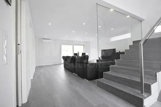 Moradia T4+1 com Quintal e Espaço para Piscina | Famões (Pontinha)