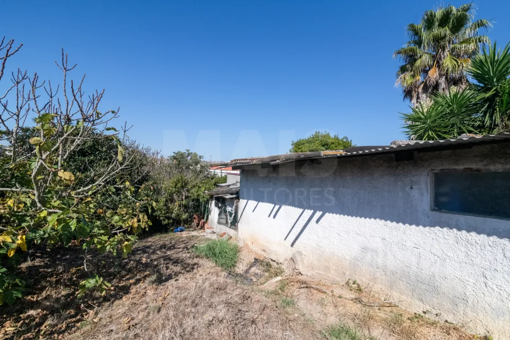 Duas Moradias com Terreno de 1.480 m² no centro da Lourinhã