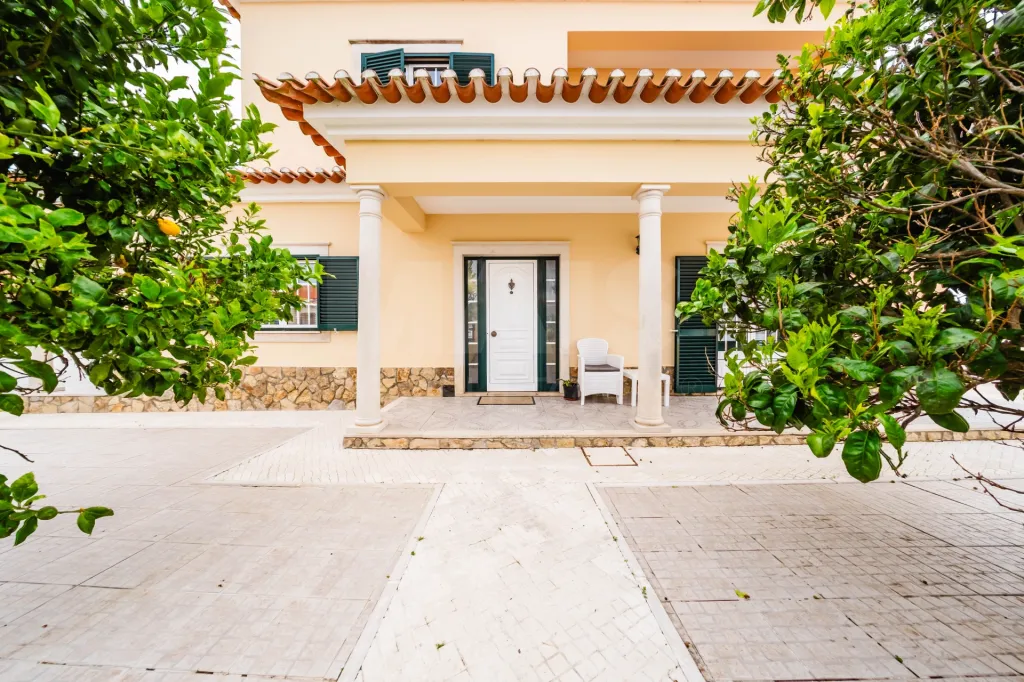 Moradia T4 em Olho Marinho | 260m² | Lote 734m²