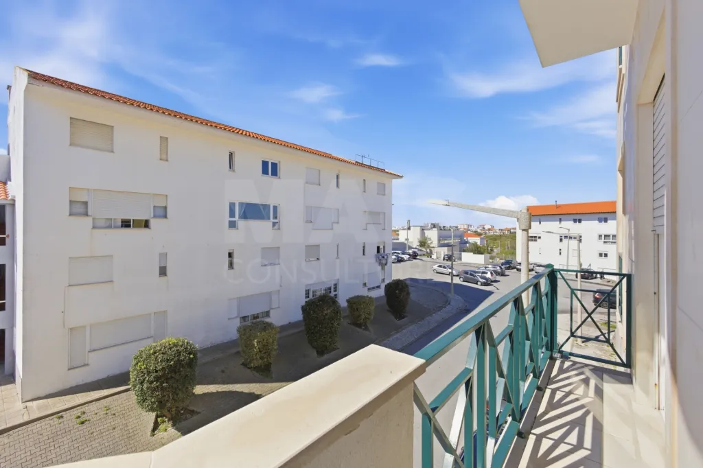 Apartamento T2 com varandas e arrecadação em Peniche