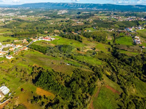 Terreno Amplo com PIP Aprovado – Ideal para Moradia Contemporânea
