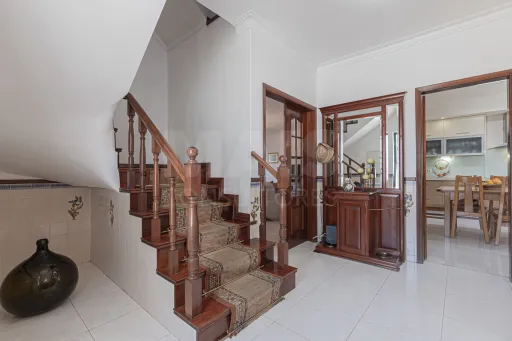 🏡✨ Moradia T4 em Alenquer com Piscina e Espaço de Convívio ao Ar Livre!