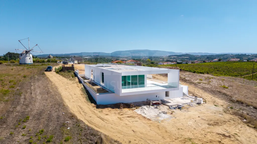 4-bedr. house on 2-hectare plot in Carvalhal