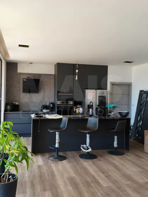 Moradia térrea contemporânea em fase final, com piscina infinita e jacuzzi em lote de 1.500 m²