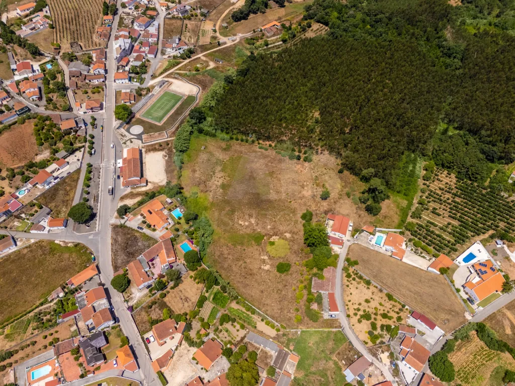 Moradia p/a recuperar c/ terreno na Fanadia com viabilidade de construção