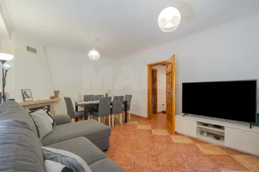 T2 com excelentes áreas, duas casas de banho e varandas em todas as divisões | Casal da Mira – Amadora