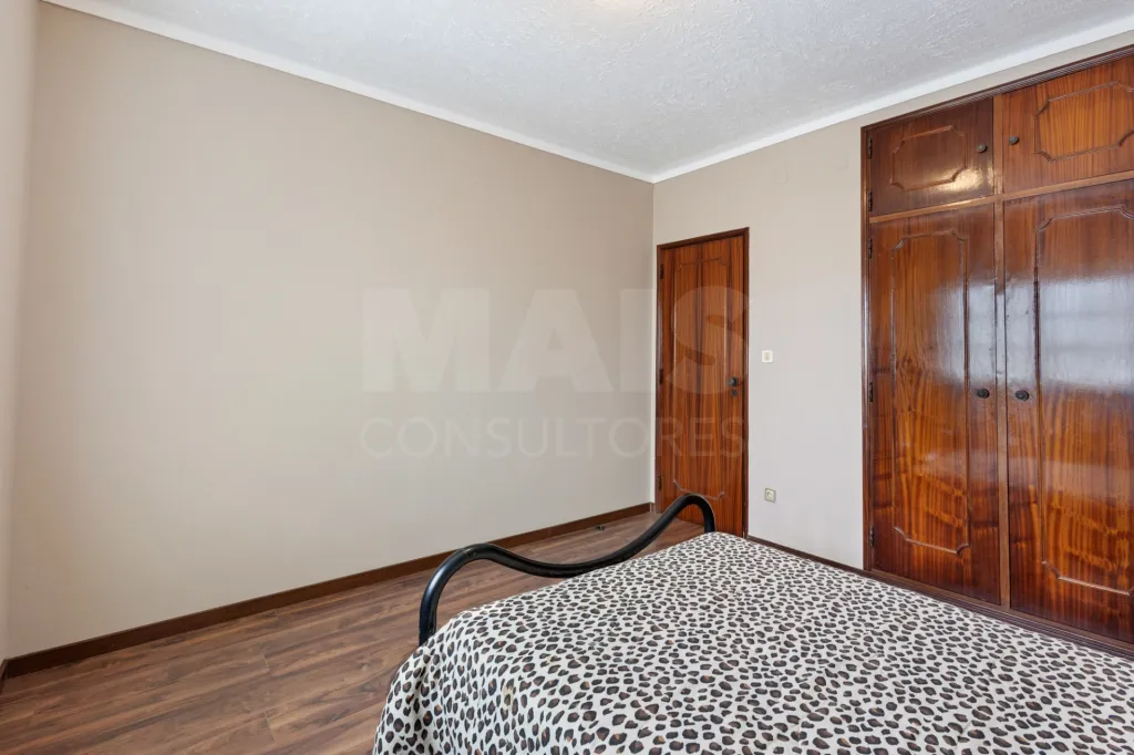 Moradia T4 com cave, garagem e quintal no centro de Peniche